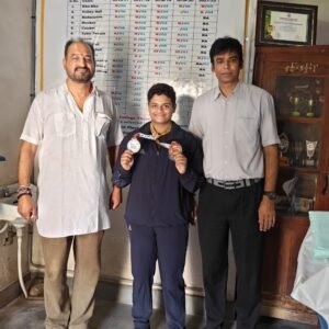 मीरा कन्या महाविद्यालय की छात्रा जोया खान ने महाराष्ट्र में आयोजित खेलो इंडिया वूमेंस लीग वेस्ट जोन जूनियर सेक्शन में 70 किलो भार वर्ग में स्वर्ण पदक प्राप्त किया